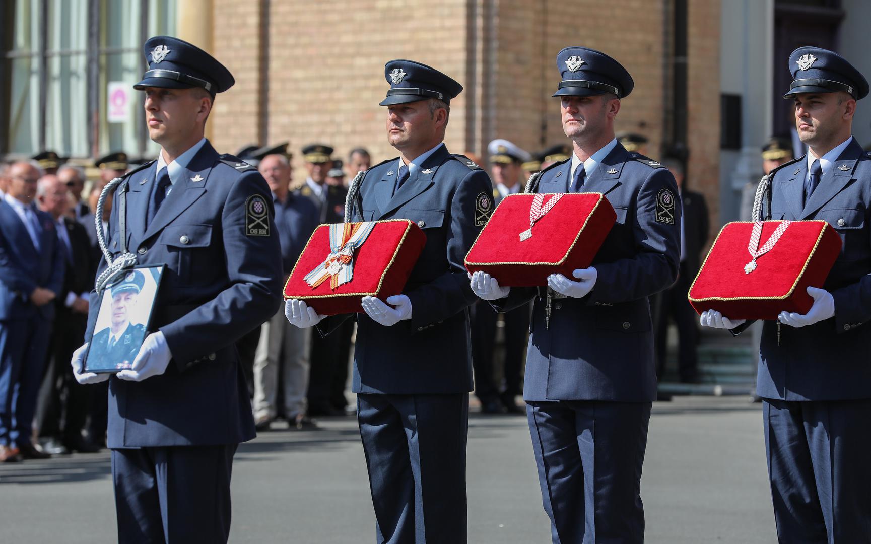 07.09.2023., Zagreb - Posljednji ispracaj generala Antona Tusa na groblju Mirogoj. Brojne osobe iz javnog zivota došle su se posljednji puta oprostiti od preminulog generala Hrvastke vojske.  Photo: Jurica Galoic/PIXSELL