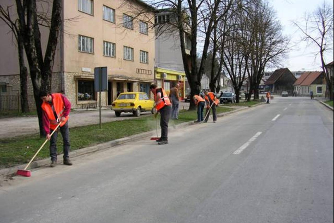 'za..sis...dvor....komunalci uredjuju dvor'