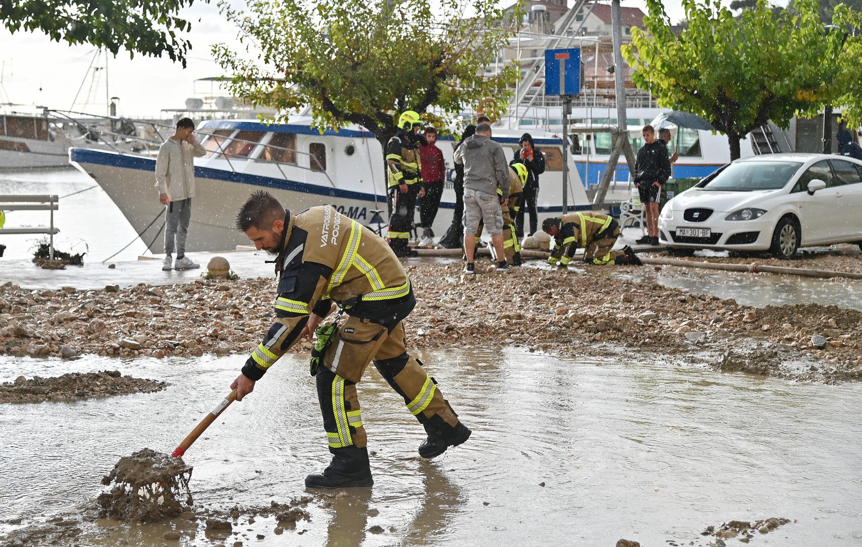 05.10.2024., Podgora - Jako nevrijeme gdje je palo do 140 litara kise po cetvornom metru strovilo je bujice na ulicama Podgore. Photo: Matko Begovic/PIXSELL