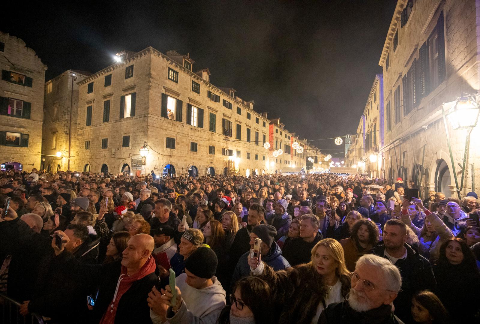 A pogledajte prizore iz Dubrovnika gdje je ispunjen Stradun