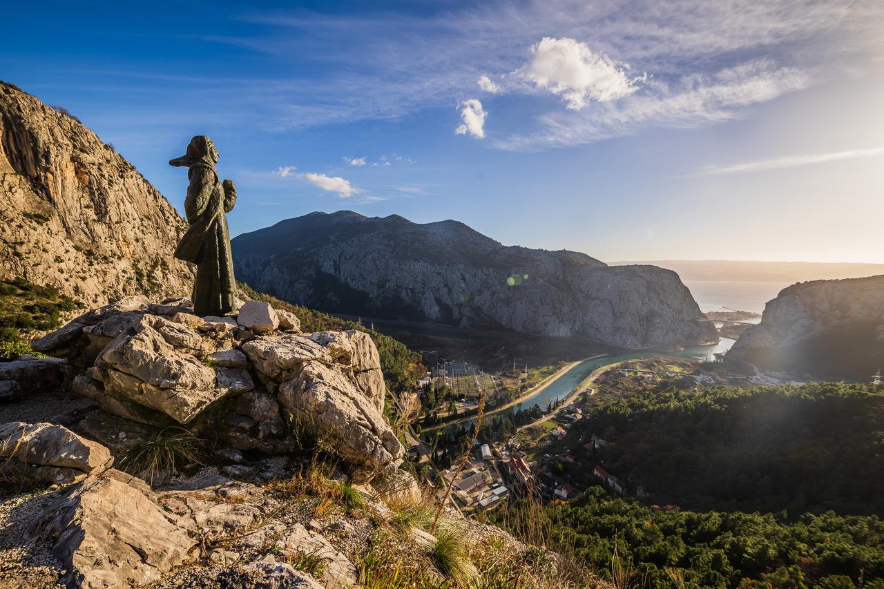 Na vidikovcu iznad kanjona Cetine stoji brončani kip Mile Gojsalić