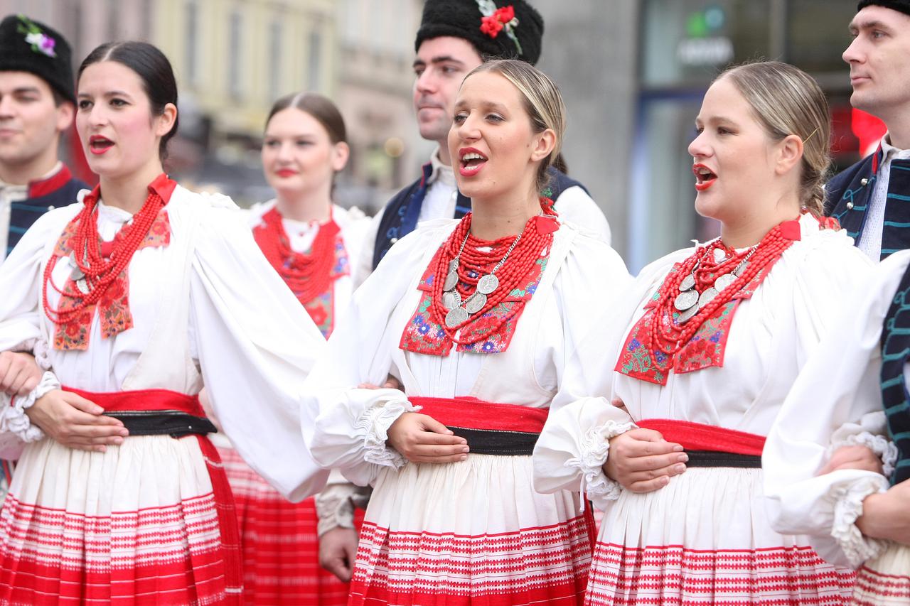 5.10.2014., Trg bana Jelacica, Zagreb - Nastup Kulturno umjetnickog drustva Ivan Goran Kovacic koji su otpjevali nekoliko pjesama i zabavili okupljene gradjane i turiste.  Photo: Luka Stanzl/PIXSELL