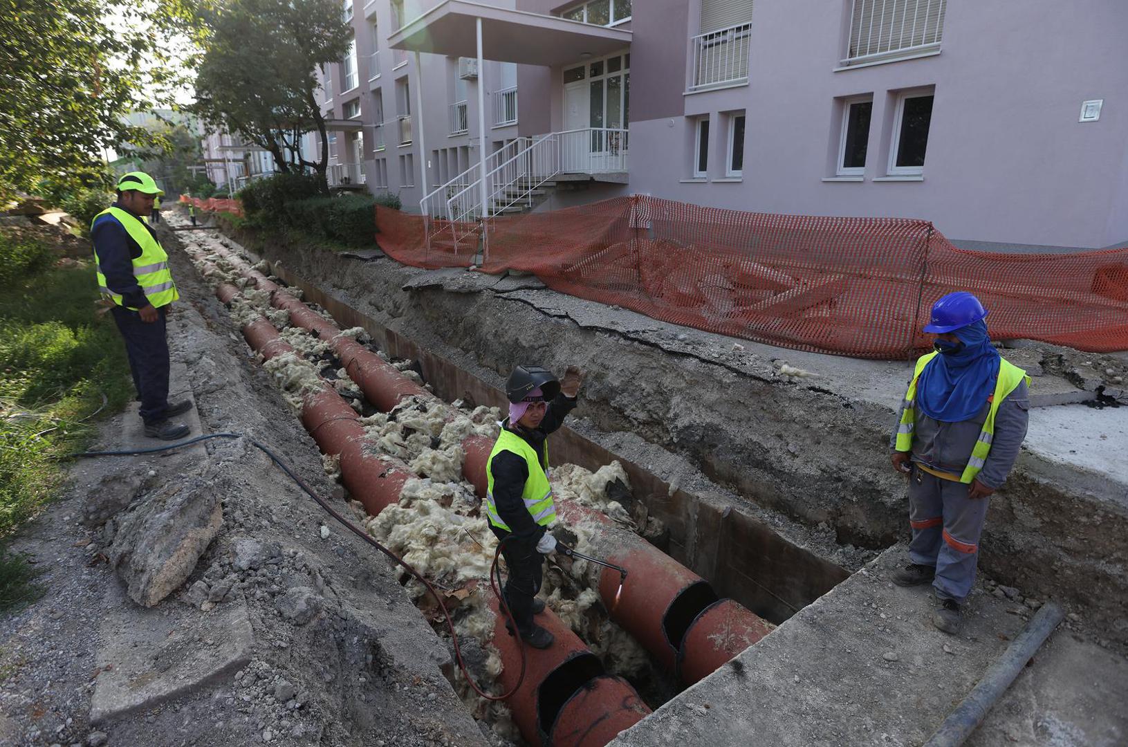 25.08.2023., Zagreb - Radovi u Hanamanovoj ulici na revitalizaciji magistralnog vrelovoda za naselja Spansko, Malesnica, Gajnice koji prolazi kroz Voltino naselje. Photo: Boris Scitar/PIXSELL