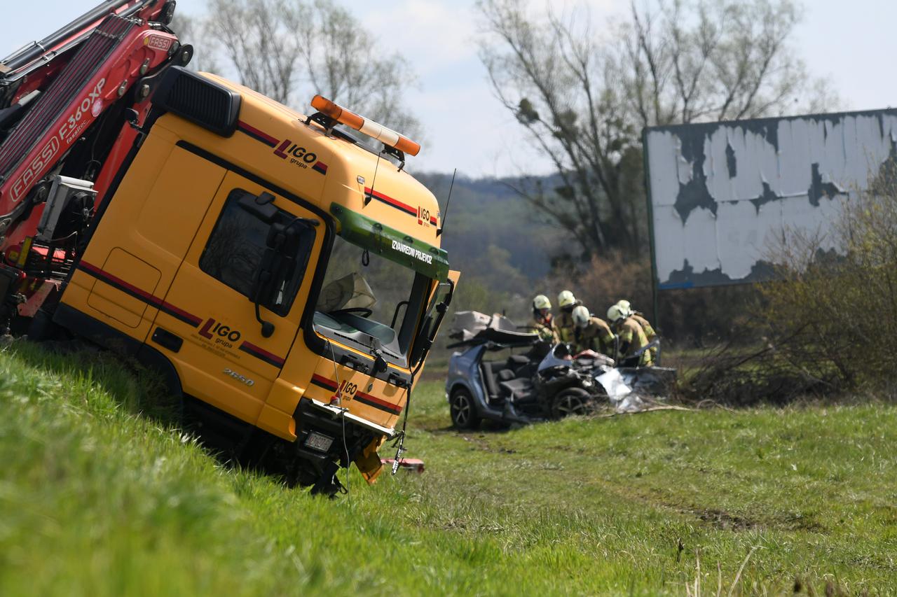 U prometnoj nesreći kod Bjelovara poginule su dvije osobe, sudarili su se automobil i kamion