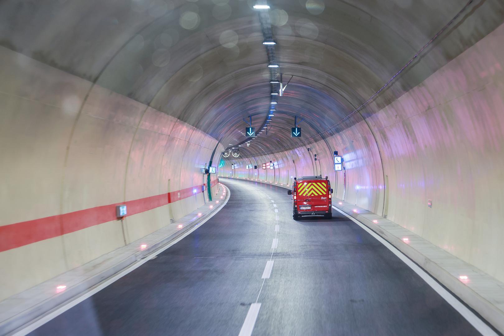 Tunel Učka jedan je od najvažnijih infrastrukturnih objekata u Hrvatskoj, a njegova druga cijev bit će svečano otvorena u petak navečer, što predstavlja važan korak u poboljšanju povezanosti Istarske i Primorsko-goranske županije.