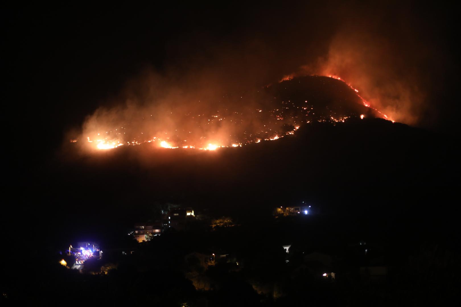 Udari munja su izazvali dva požara na brdu Perun između Žrnovnice i Podstrane, a najveći je aktivan na brdu Markovača, istočno od Žrnovnice, vatra je nekoliko stotina metara od tamošnje vojne baze, piše portal "Dalmacija danas".