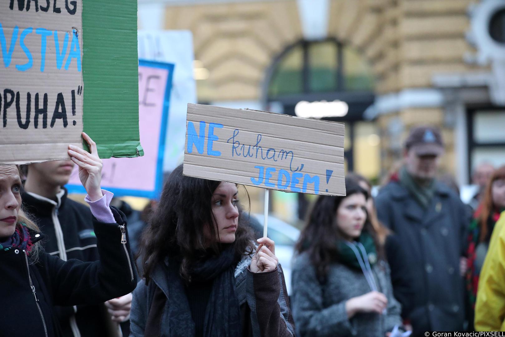 08.03.2023., Rijeka - Prosvjedni sesti po redu Nocni mars za Osmi mart pod nazivom "Borim se ko zensko",  od hotela Continental do Jadranskog trga, posvecen je nasilju nad zenama i femicidu.  Photo: Goran Kovacic/PIXSELL