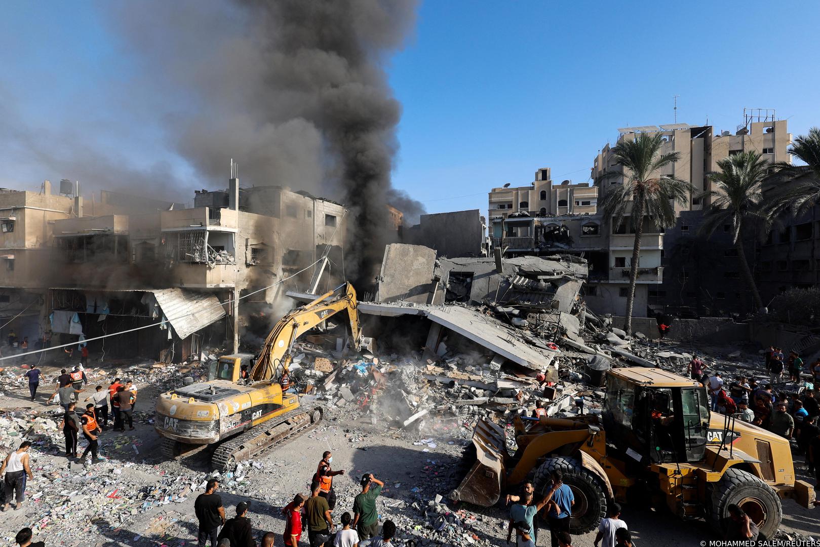 Smoke rises as Palestinians search for casualties at the site of Israeli strikes on a residential building, amid the ongoing conflict between Israel and Palestinian Islamist group Hamas, in Khan Younis in the southern Gaza Strip, November 7, 2023. REUTERS/Mohammed Salem Photo: MOHAMMED SALEM/REUTERS