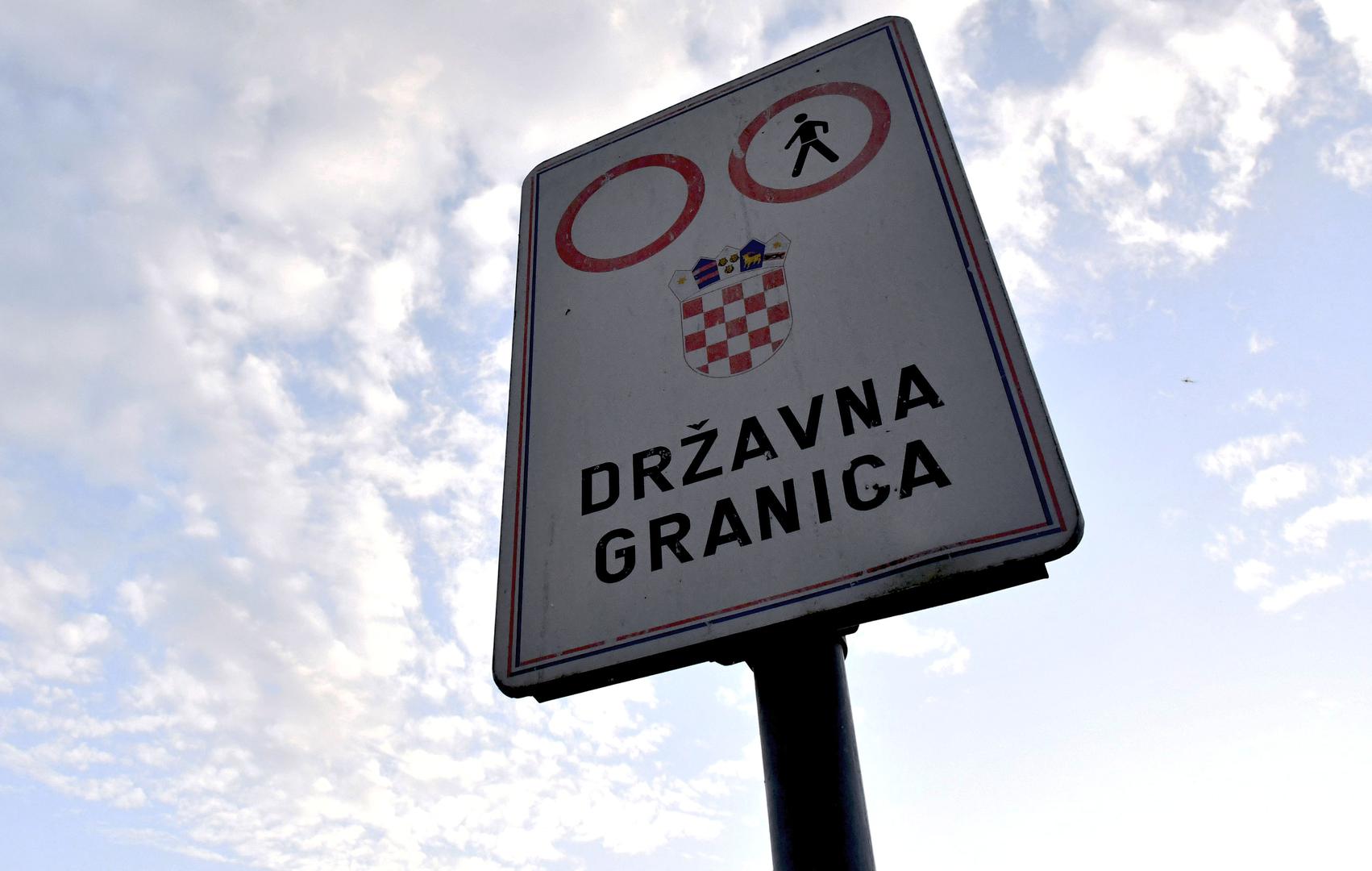 Također je dopušteno unijeti osobne pošiljke mlijeka u prahu za dojenčad, dječje hrane i posebne hrane potrebne iz medicinskih razloga pod uvjetom da dolaze iz država članica EU-a, Andore, Lihtenštajna, Norveške, San Marina, Švicarske, Farskog otočja, Grenlanda, Islanda, Crne Gore, Sjeverne Makedonije i Srbije te da ne prelazi ograničenu masu od jednog kilograma po osobi. U BiH se može unijeti i riba.