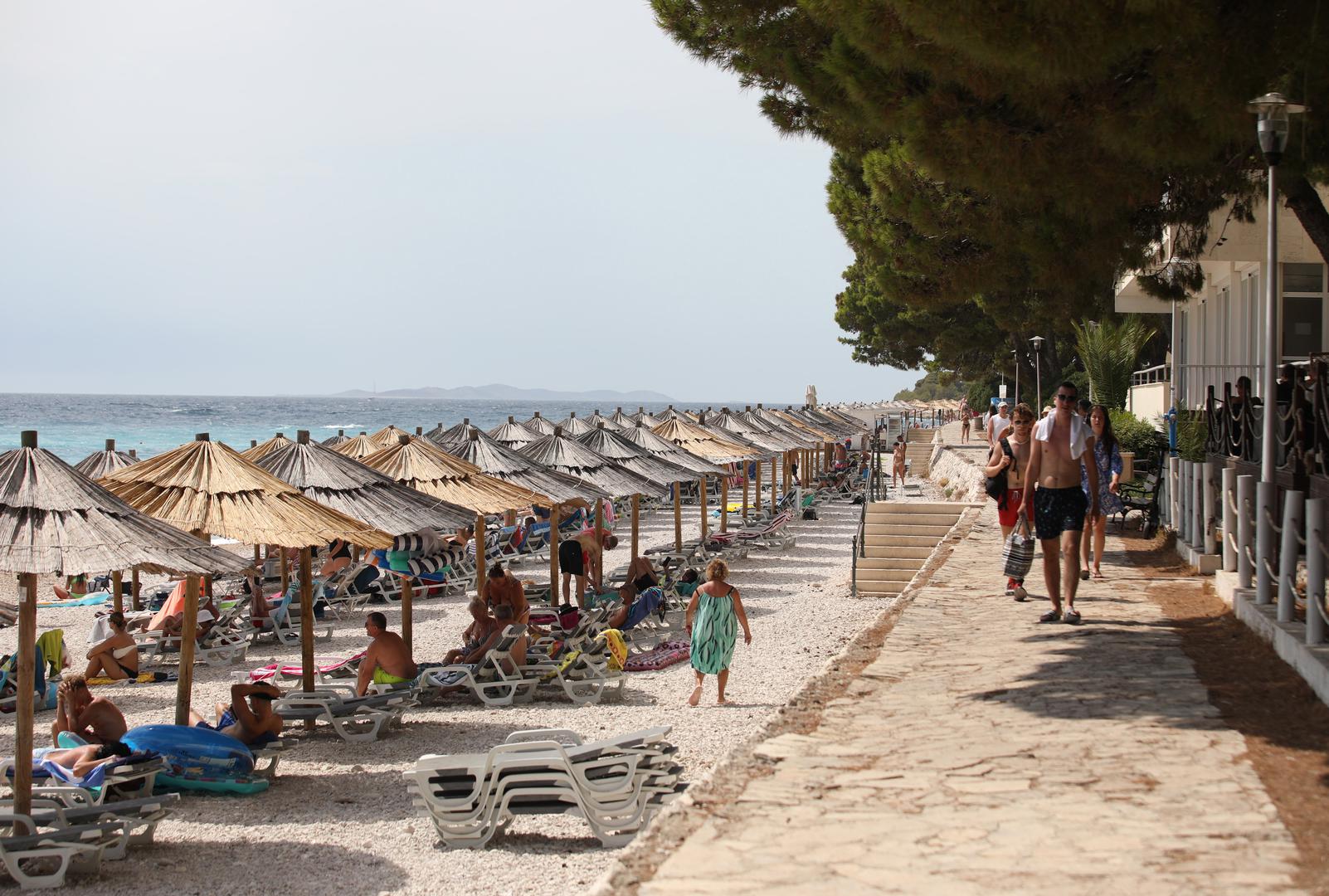 Primošten je poznat i po svojoj plaži, s više od 19 km obale. Plaža Mala Raduča nudi barove, restorane i razne vodene sportove, i jedna je od najdužih plaža u Hrvatskoj. Nalazi se na poluotoku Raduča, koji također pripada gradskim granicama. Na istočnoj strani poluotoka nalazi se još jedna poznata plaža, Velika Raduča - šljunčana plaža s brojnim atrakcijama i nekoliko beach barova.