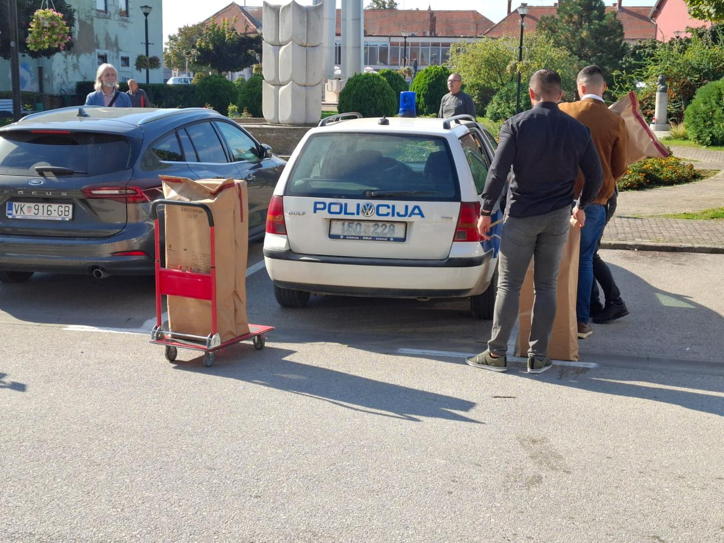 U mjestu se govori da policija tamo zbog istrage DORH-a oko zloporabe položaja i ovlasti i nenamjenskog trošenja sredstava.

