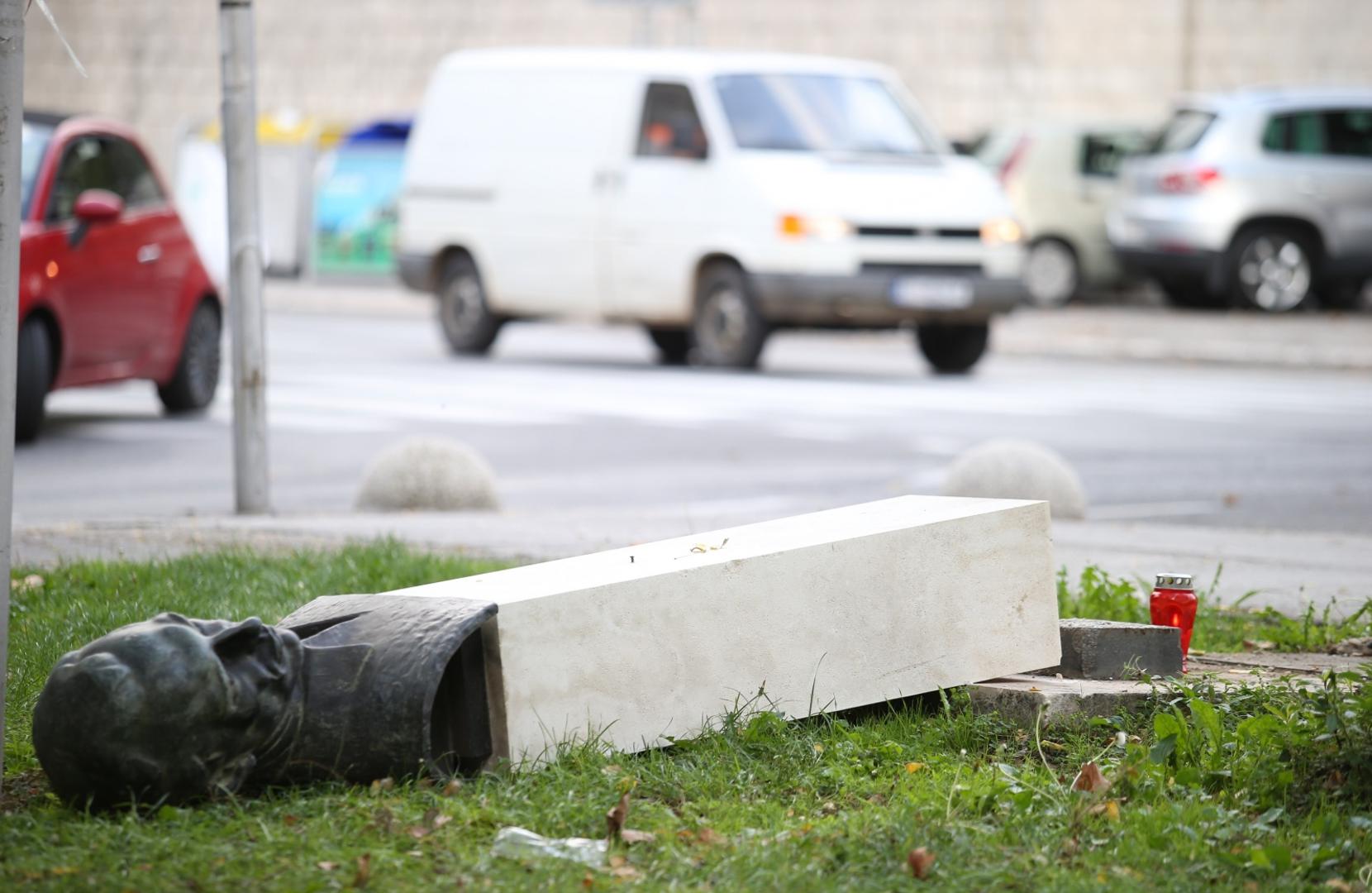 Prema dosadašnjim informacijama jutros u 4,35 sati, u parku na Bačvicama, muškarac je iz ležišta, zajedno s postoljem izbacio spomenik Radi Končaru, koji su mu potom pali na nogu ozlijedivši ga. 