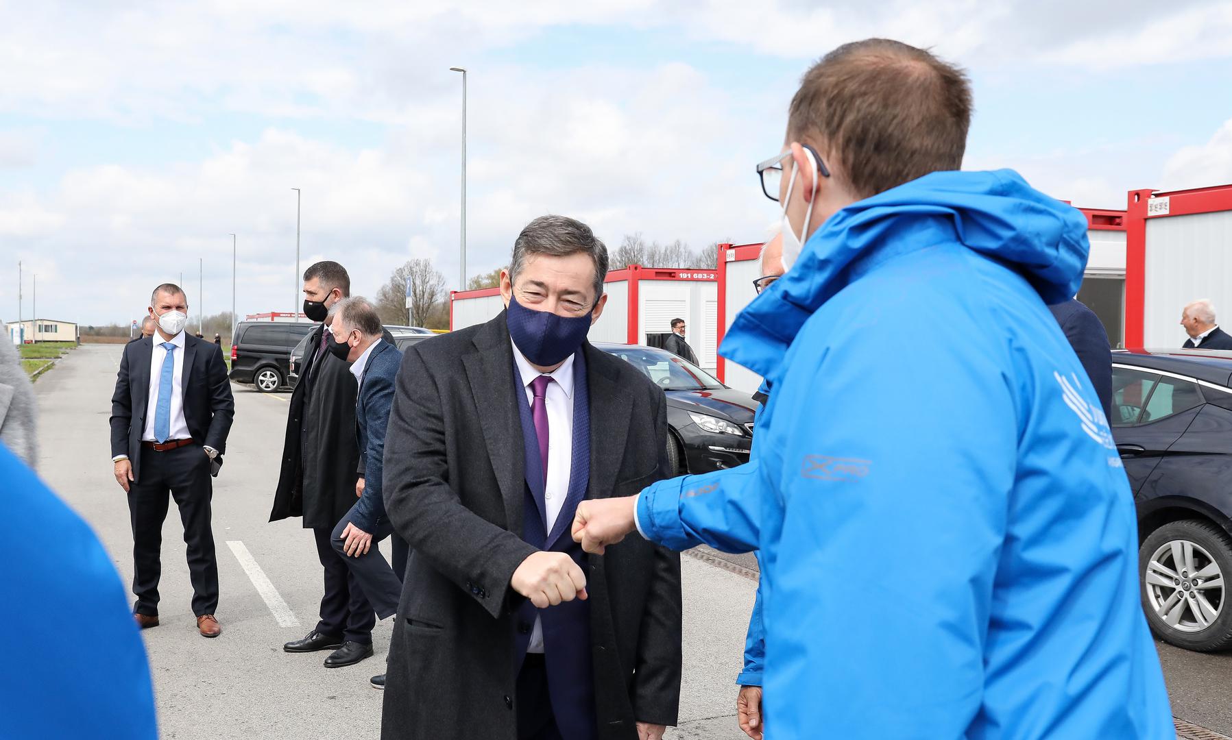 20.04.2021., Lekenik - Primopredaja 120 kontejnera, koje ce hrvatskim vlastima pomoci da sto bolje odgovore potrebama izazvanim potresom koji je mnoge gradjane ostavio bez doma. Lorinc Meszaros, madjarski poduzetnik koji je sa svojim partnerima osigurao ovu donaciju vrijednu milijun kuna. 
Photo: Emica Elvedji/PIXSELL