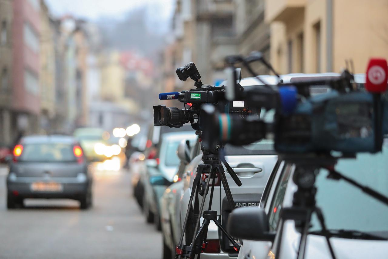 Novinari ispred ulaza Zorana Milanovića