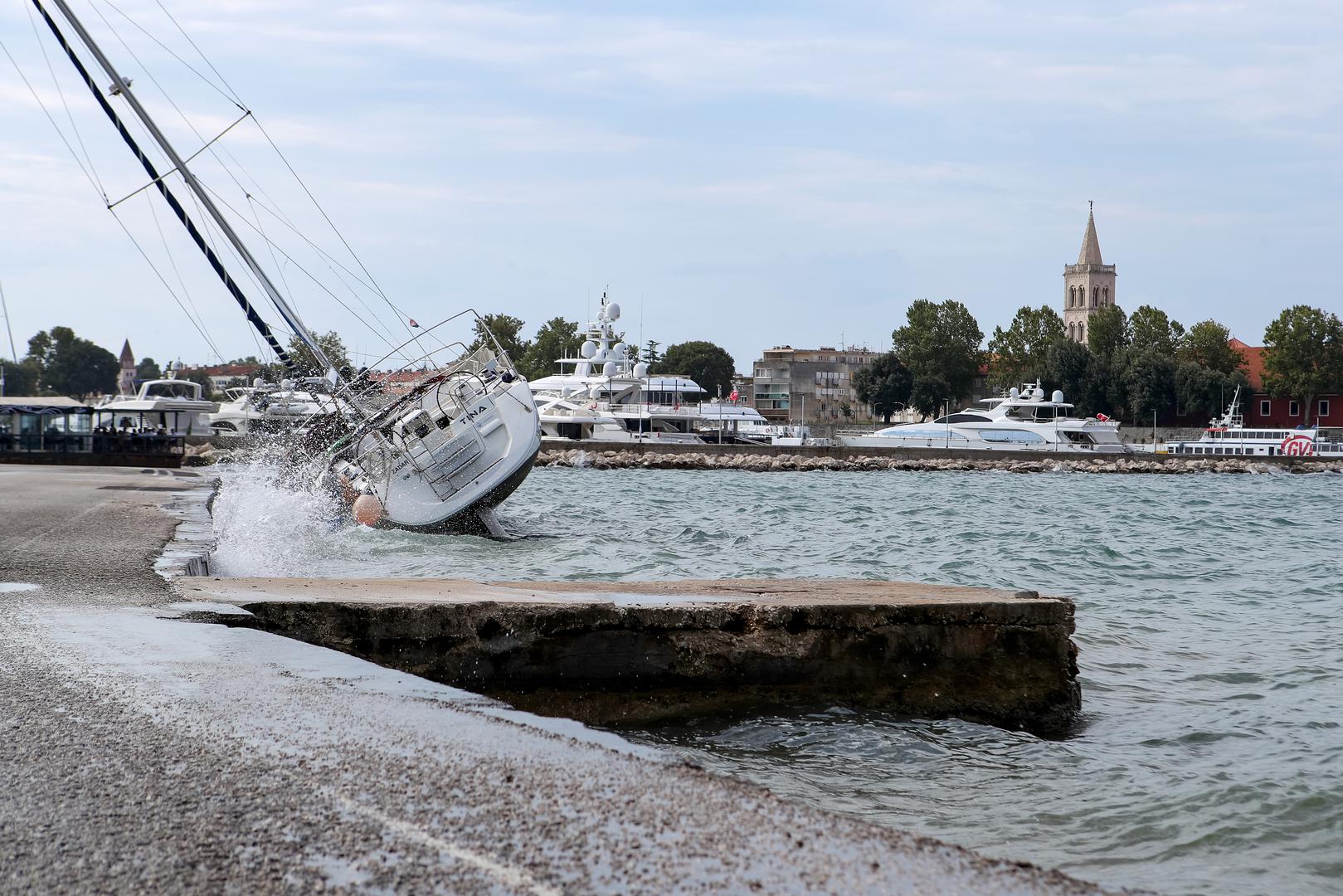 08.08.2024., Zadar - Nakon nevremena koje je nocas pogodilo Zadar nasukala se jedrilica. Photo: Sime Zelic/PIXSELL