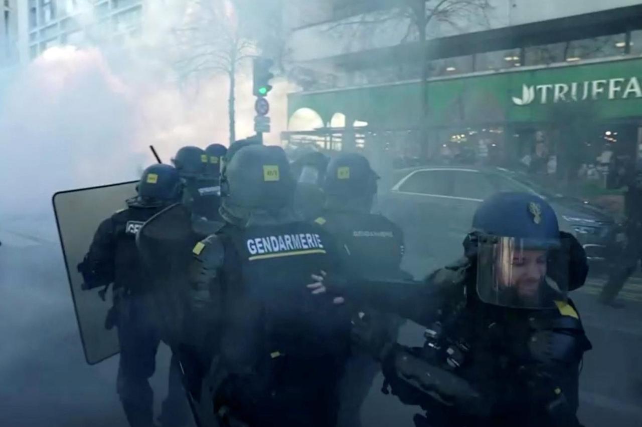 French police face demonstrators during a "Convoi de la liberte" (The Freedom Convoy) in Paris