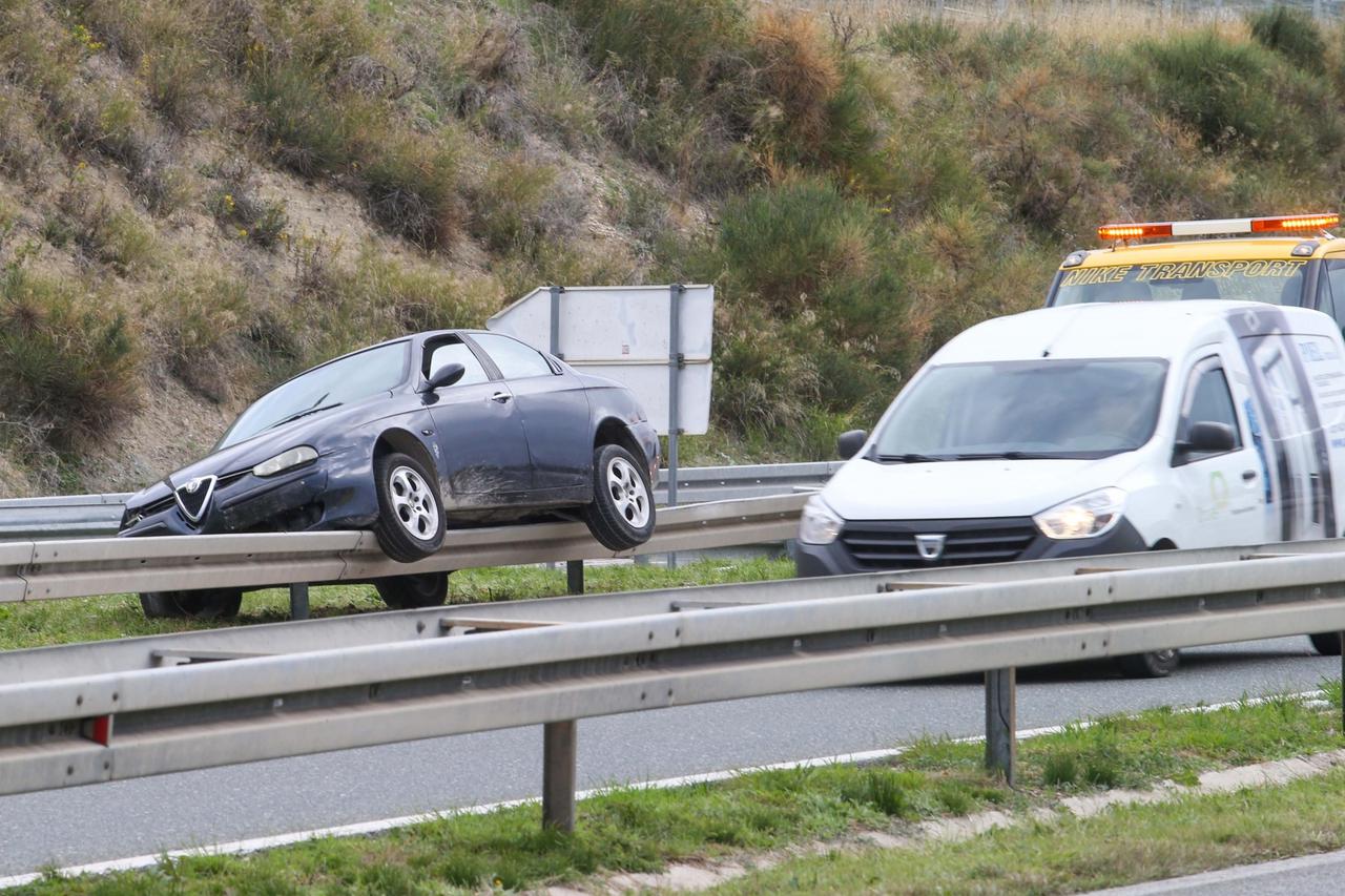 Solin: Automobil završio na ogradi