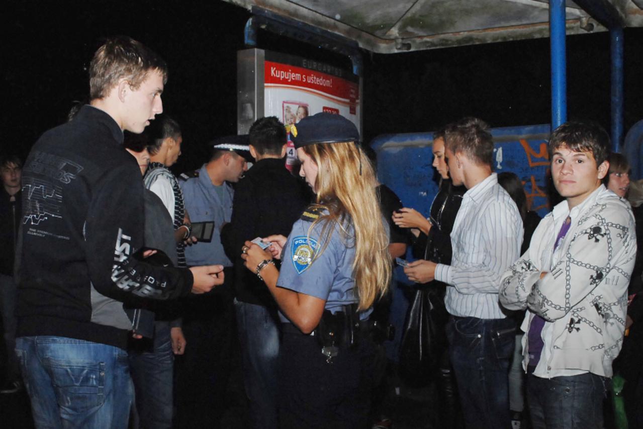 '30.08.2010., Sisak - Tijekom nocne akcije sisacki policajci provjerili su osobne iskaznice skupine mladih na autobusnoj stanici u Rimskoj ulici. Nekolicina njih bila je mladja od 16 godina. Photo:Nik