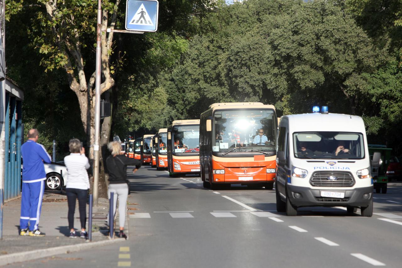 Prosvjednici ostavili izmet ispred Sabora