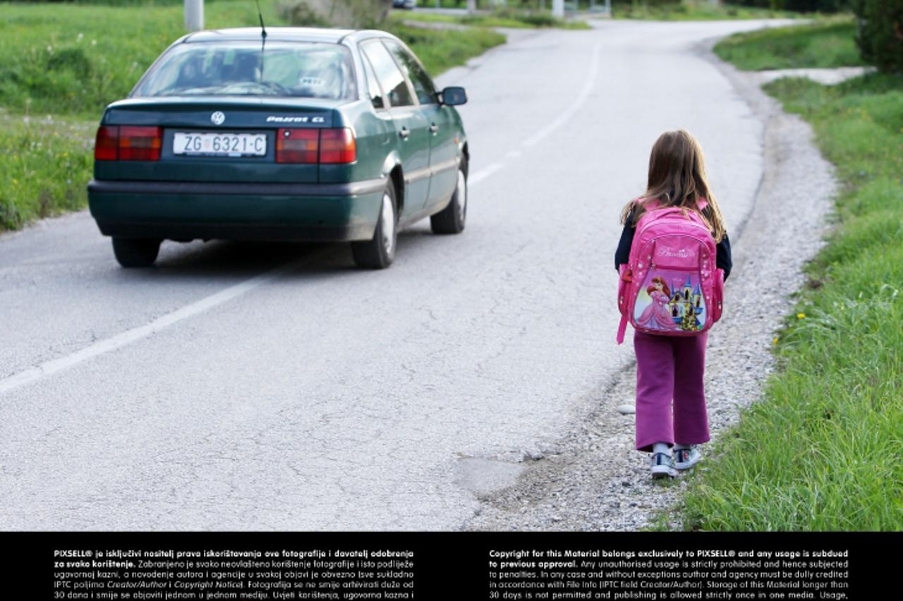 '01.10.2013. Zagreb, Bukovje Bistransko - obitelj Persin zivi oko 3 km udaljenosti od skole i njihova kci od ove skolske godine nema pravo na prijevoz jer se subvencionira samo za one udaljene 5 km od