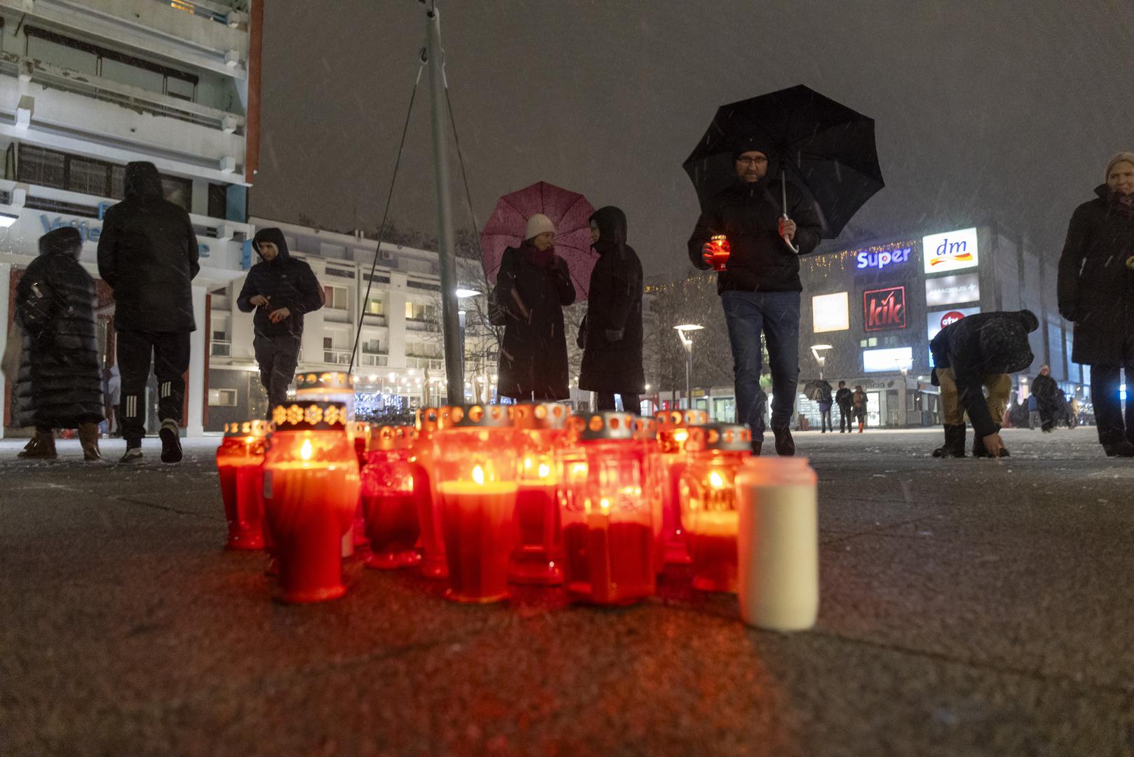 234.12.2024. Osijek - Osjecani na Trgu slobode ispod Jedra paljenjem lampiona izrazili duboku sucut i solidarnost sa zrtvama, njihovim obiteljima, ucenicima, uciteljima i roditeljima OS Precko Photo: Davor Javorovic/PIXSELL