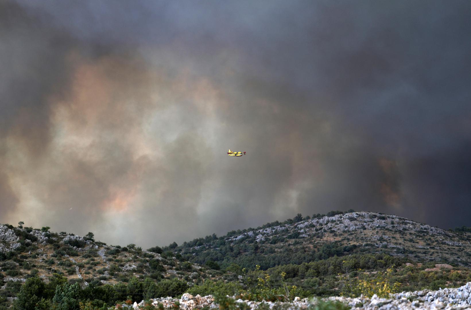 13.07.2022., Zaton - Pozar koji je izbio kod Vodica siri se prema Zatonu. Na terenu je 30-ak vatrogasaca s desetak vozila, a u gasenju su se prikljucila i dva kanadera. Photo: Dusko Jaramaz/PIXSELL