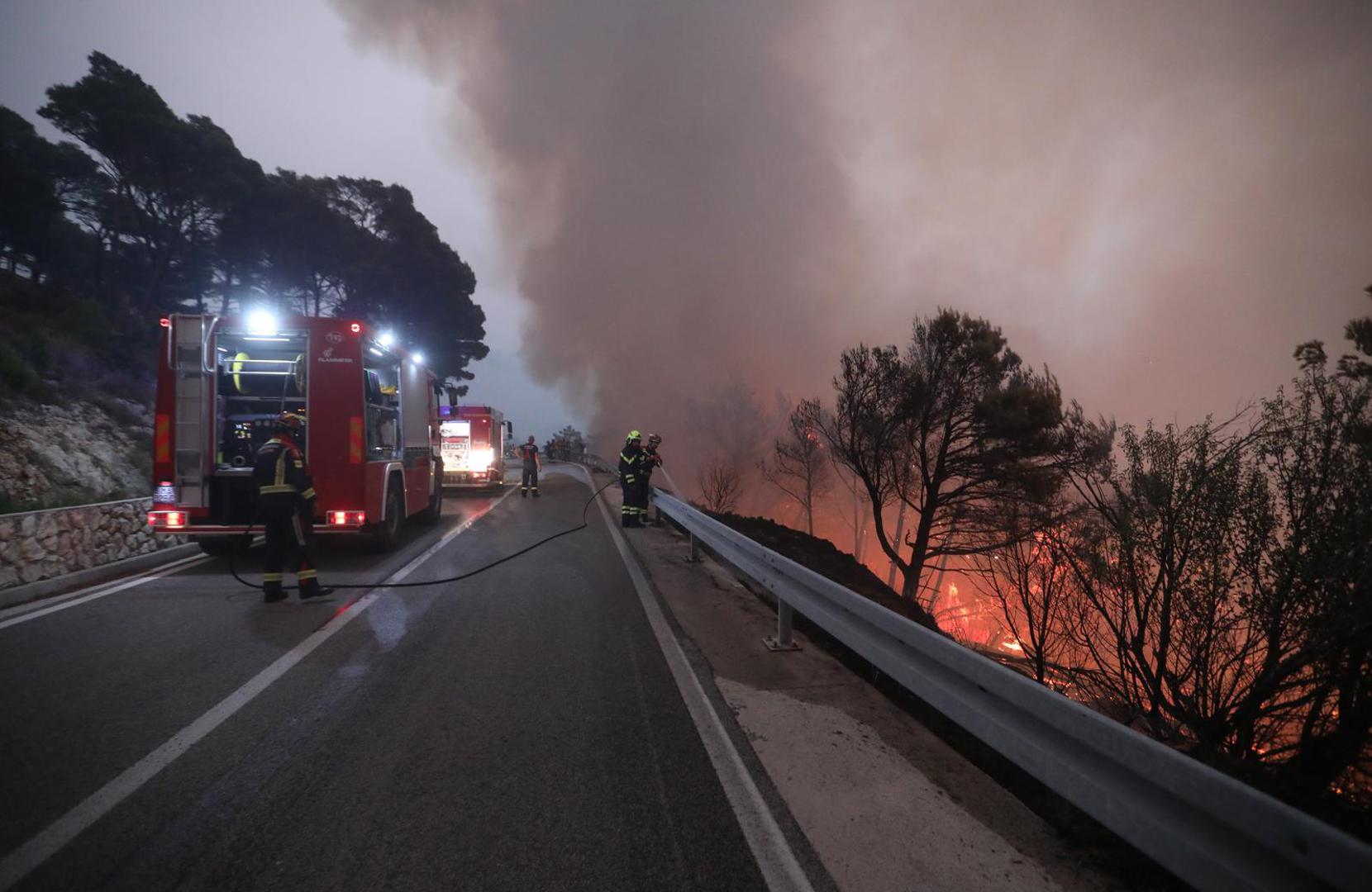 Vatra je prodrla u Park prirode Biokovo, zahvatila i ranč i vozila