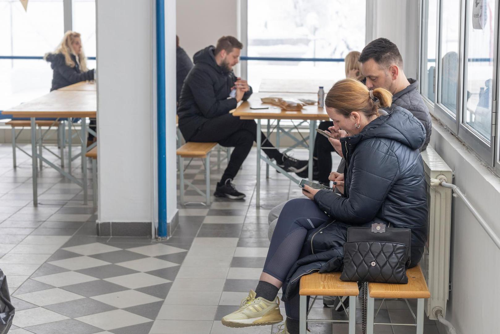 27.02.2023., Gospic - Gradska sportska dvorana u kojoj je smjesteno oko 150 osoba koje su ostale zarobljene na prometnicama tijekom snjeznog nevremena. Photo: Nikola Mraovic/PIXSELL