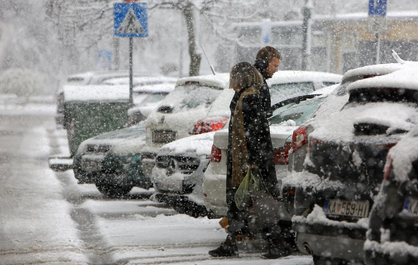 06.04.2021., Karlovac - Od ranih jutarnjih sati u Karlovcu pada gusti snijeg koji je brzo zabijelio prometnice i parkove. Photo: Kristina Stedul Fabac/PIXSELL