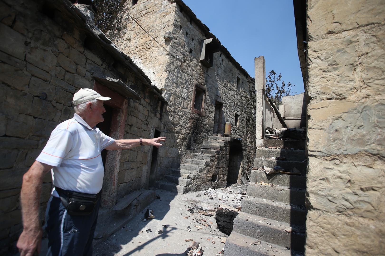 Žalostan pogled na opustošenu šumu i izgorene kuće bude sjetna sjećanja stanovnicima Žrnovnice.