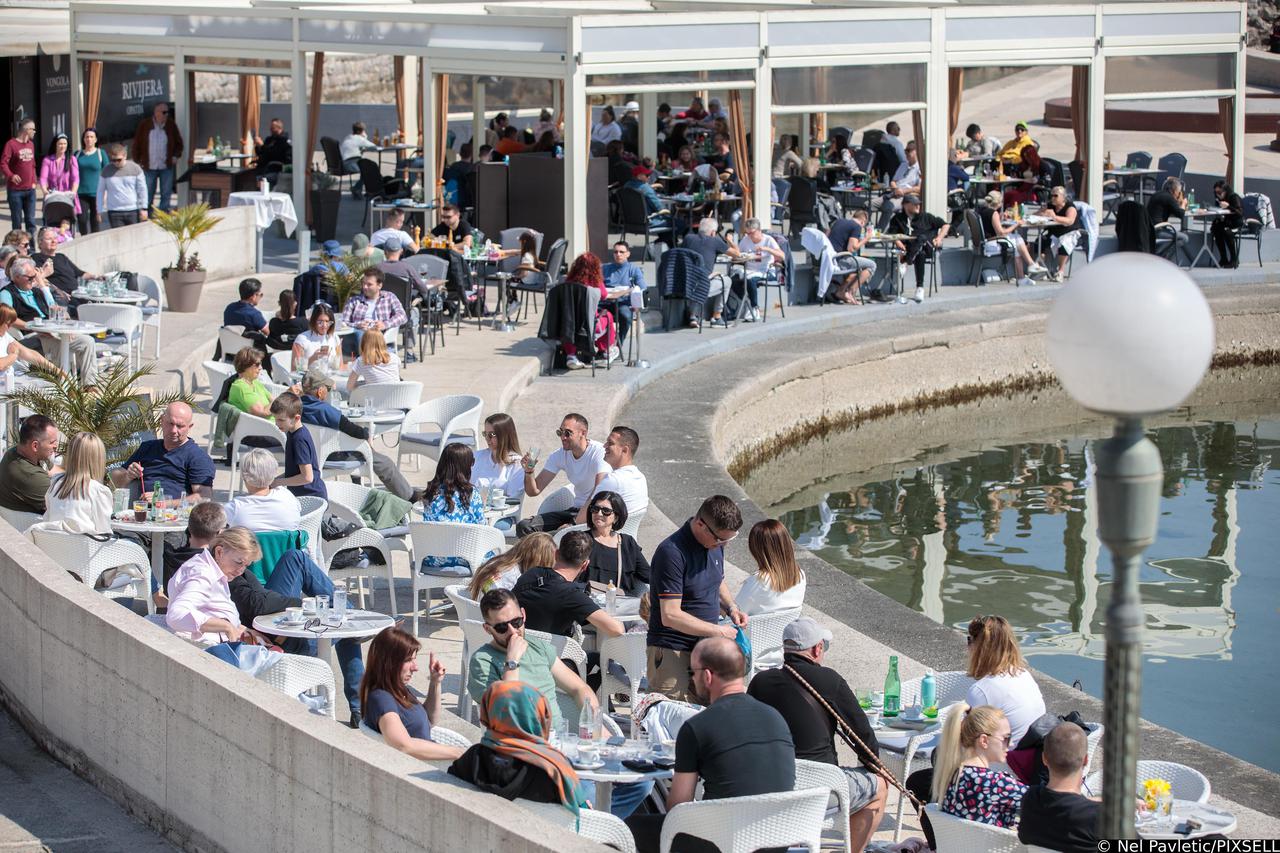 Građani i turisti uživaju u iznadprosječnim temperaturama u Opatiji