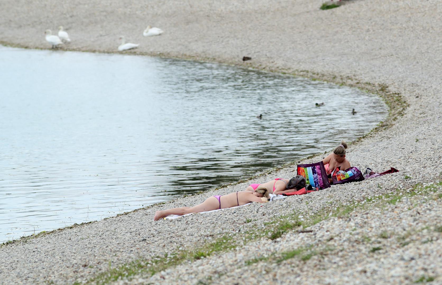 Vremenska prognoza nije im baš išla na ruku i sunce se pojavilo tek u nekoliko navrata što je za neke bilo sasvim dovoljno da se skinu u kupaće kostime i uhvate barem to malo sunčevih zraka.