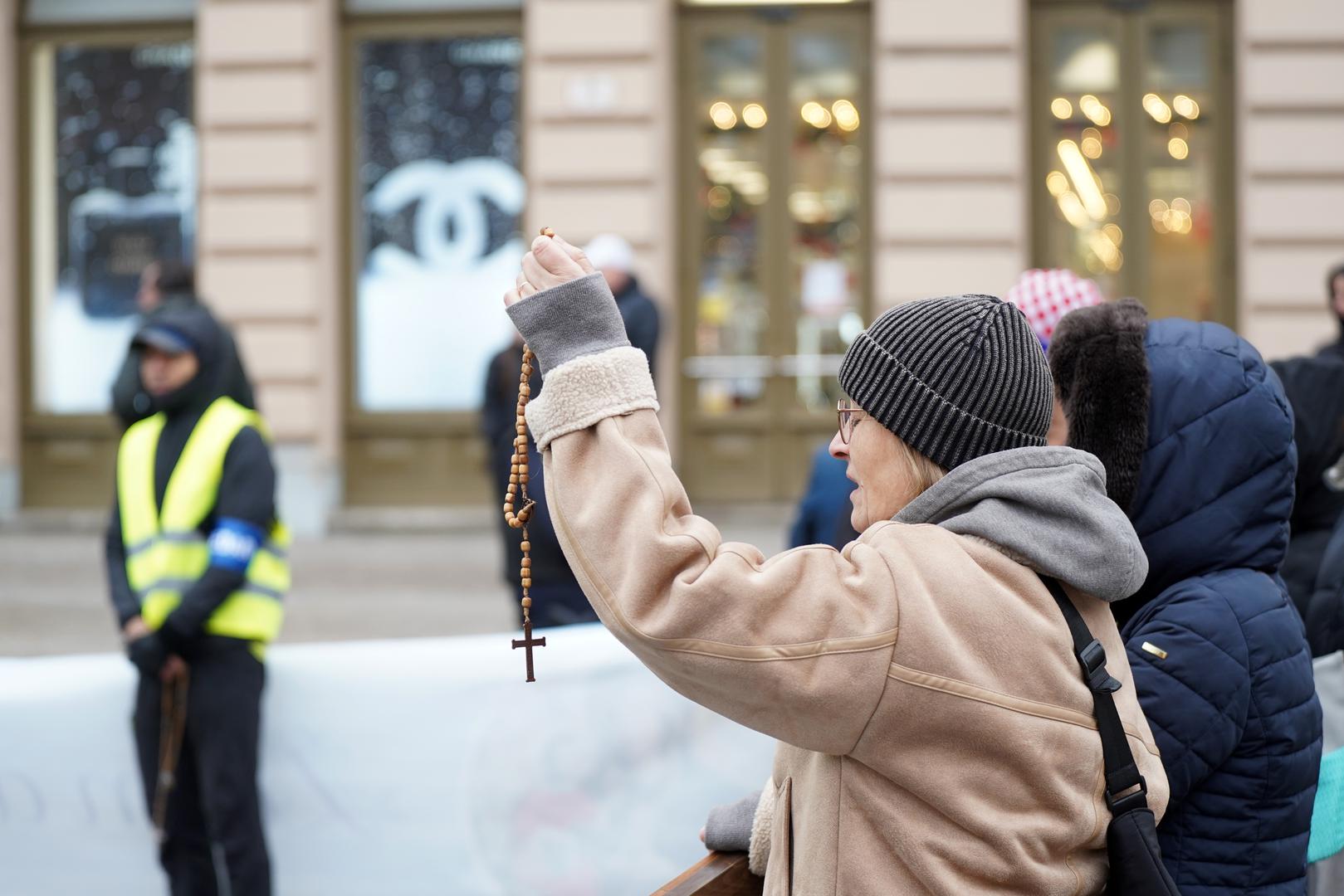 4.1.2025., Zagreb - Kao i svake prve subote u mjesecu, na Trgu bana Josipa Jelačića okupili su se molitelji s jedne strane i prosvjednici sa druge. Photo: Patricija Flikac/PIXSELL