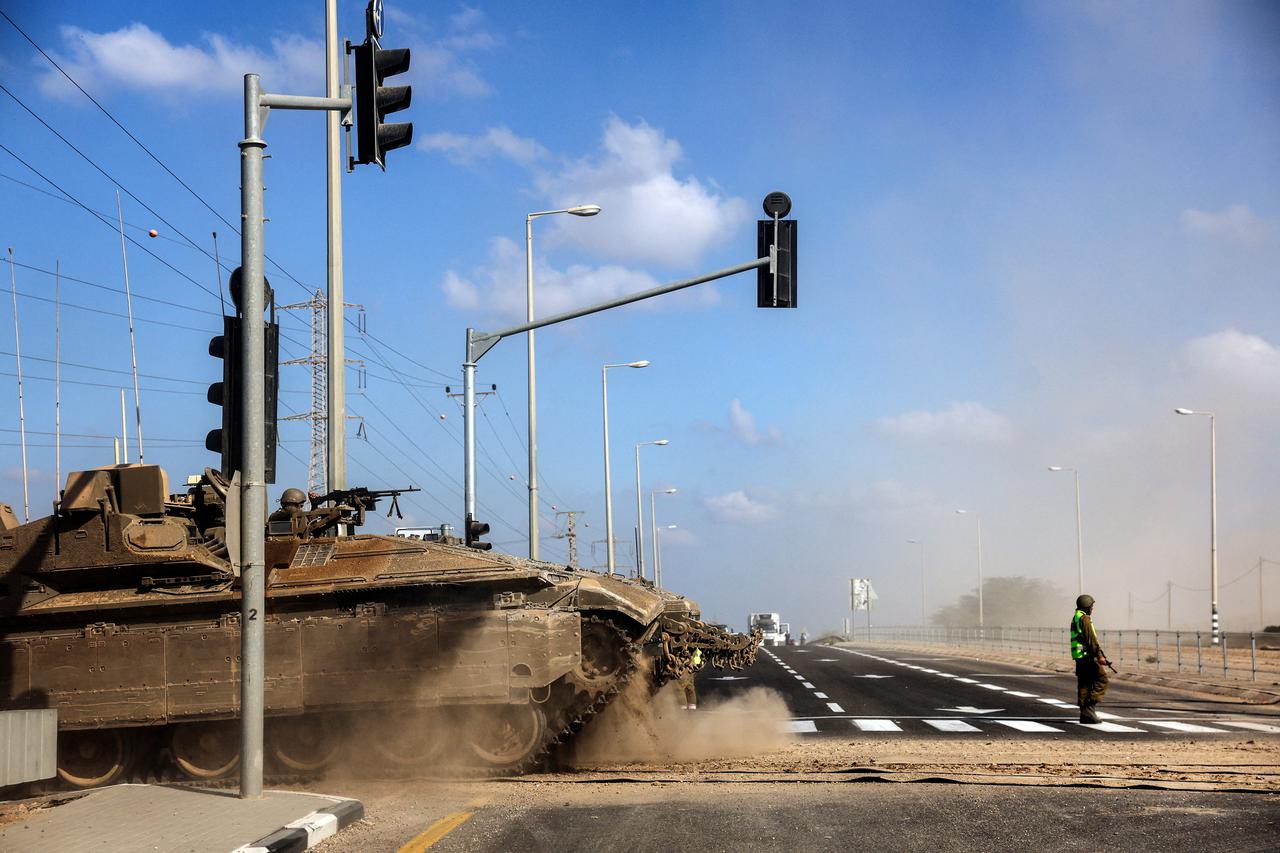 Izraelska vojna gomila tenkove blizu granice s Pojasom Gaze