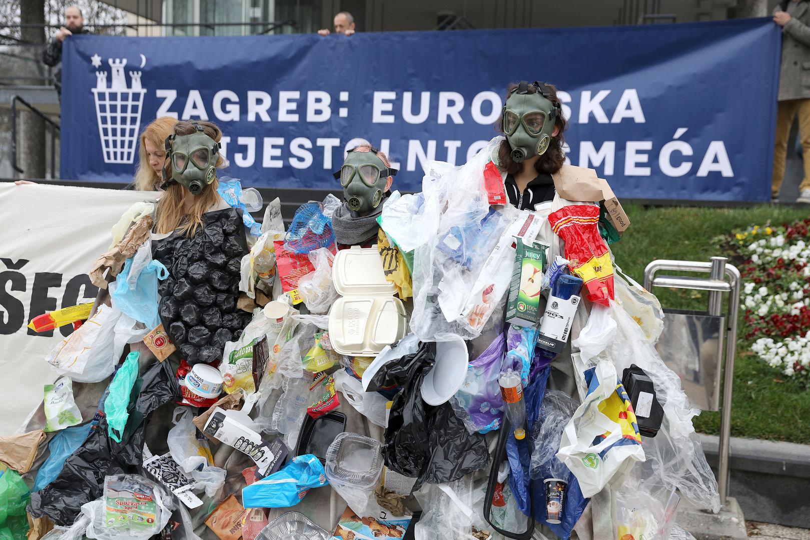 Performans je to naziva Plodovi vašeg (ne)rada, kojim je željela ukazati na gomilanje otpada u gradu.