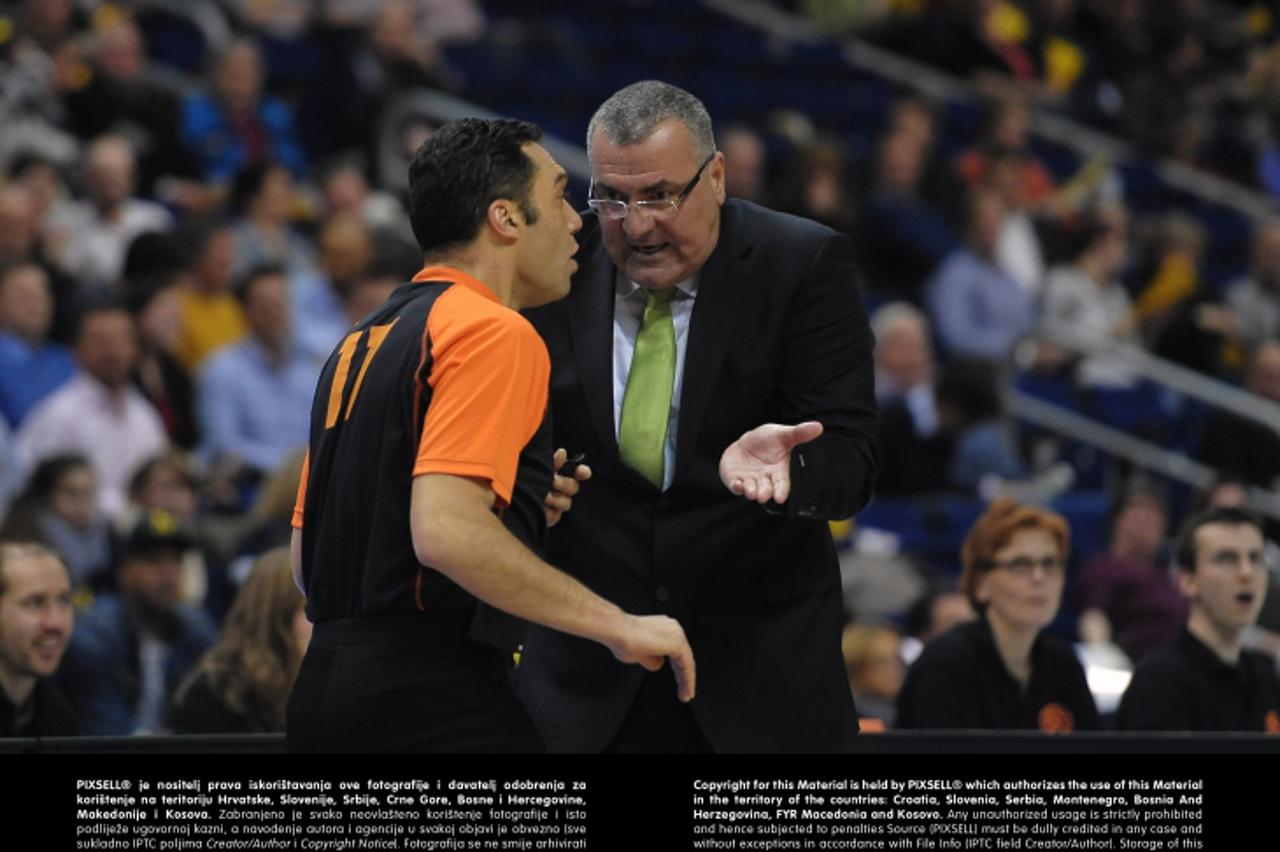 '14.02.2013, O2 World, Berlin, GER, EL, Alba Berlin vs Unicaja Malaga im Bild Cheftrainer (Head Coach) Jasmin Repesa (Unicaja Malaga) beschwert sich beim Schiedsrichter Aktion/Action  Foto © nph / Sch