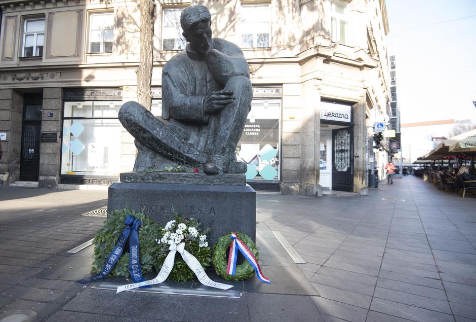 Zagreb: Polaganje vijenaca kod spomenika Nikoli Tesli povodom 80. godišnjice njegove smrti