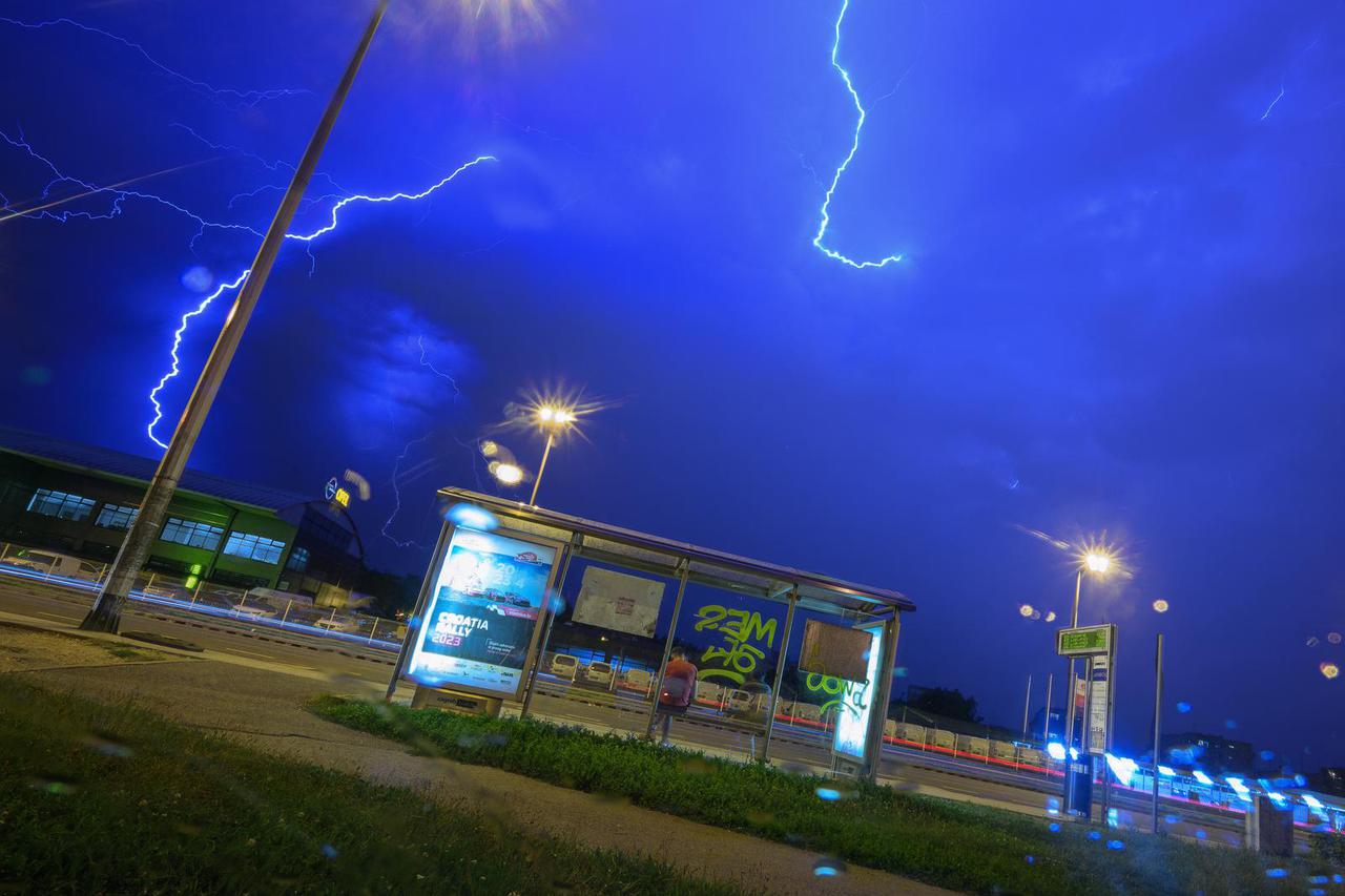 Munje prošarale nebo nad zagrebom