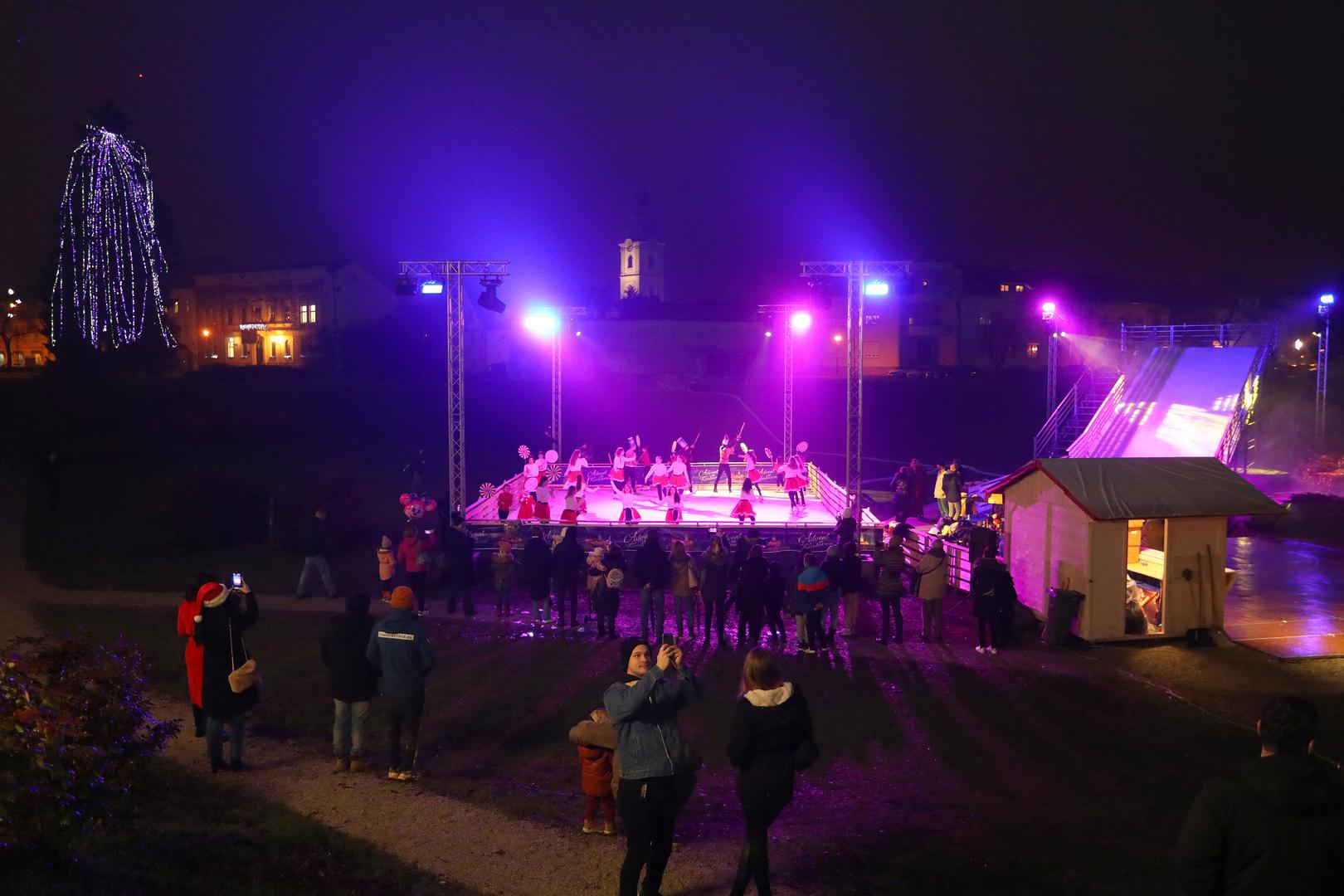 16.12.2022., Karlovac - Svecano otvorenje manifestacije Advent u Karlovcu. Osim bogate ugostiteljske i zabavne ponude po prvi puta posjetitelji ce u sklopu Adventa moci uzivati na klizalistu i sanjkalistu. Photo: Kristina Stedul Fabac/PIXSELL