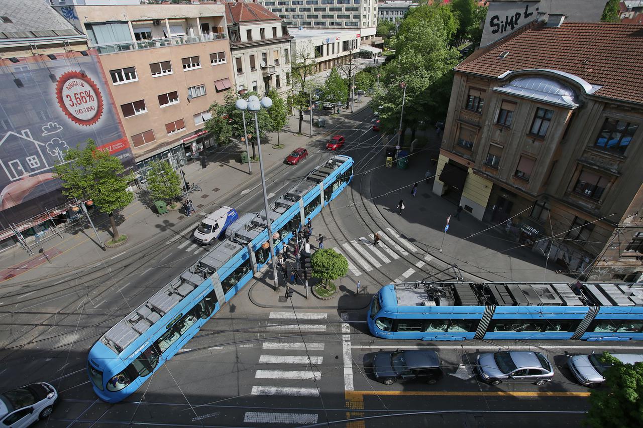 22.04.2015., Zagreb - Krizanje Savske, Jukiceve i Vodnikove ulice. Gust promet tramvaja iz tri pravca uzrokuje veliku buku i vibracije koje otezavaju zivot stanarima okolnih zgrada.  Photo: Jurica Galoic/PIXSELL