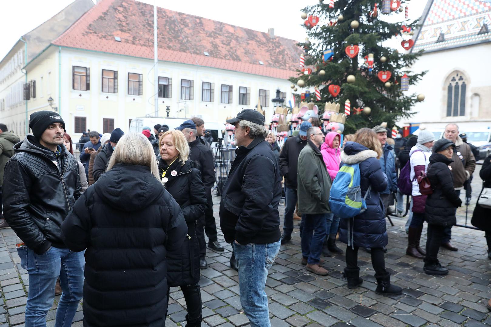 15.12.2021., Zagreb -Udruge i inicijative koje se protive covid mjerama pozvale su gradjane da u vrijeme glasovanja u Saboru oko Markovog trga u Zagrebu formiraju bedem – Bedem ljubavi 2. Prosvjedom nastoje srijeciti izlasavanje prijedloga Zakona o zastiti pucanstva od zaraznih bolesti kojim Vlada nastoji uvesti red u koristenje covid potvrda u svim javnim ustanovama.
Photo: Patrik Macek/PIXSELL