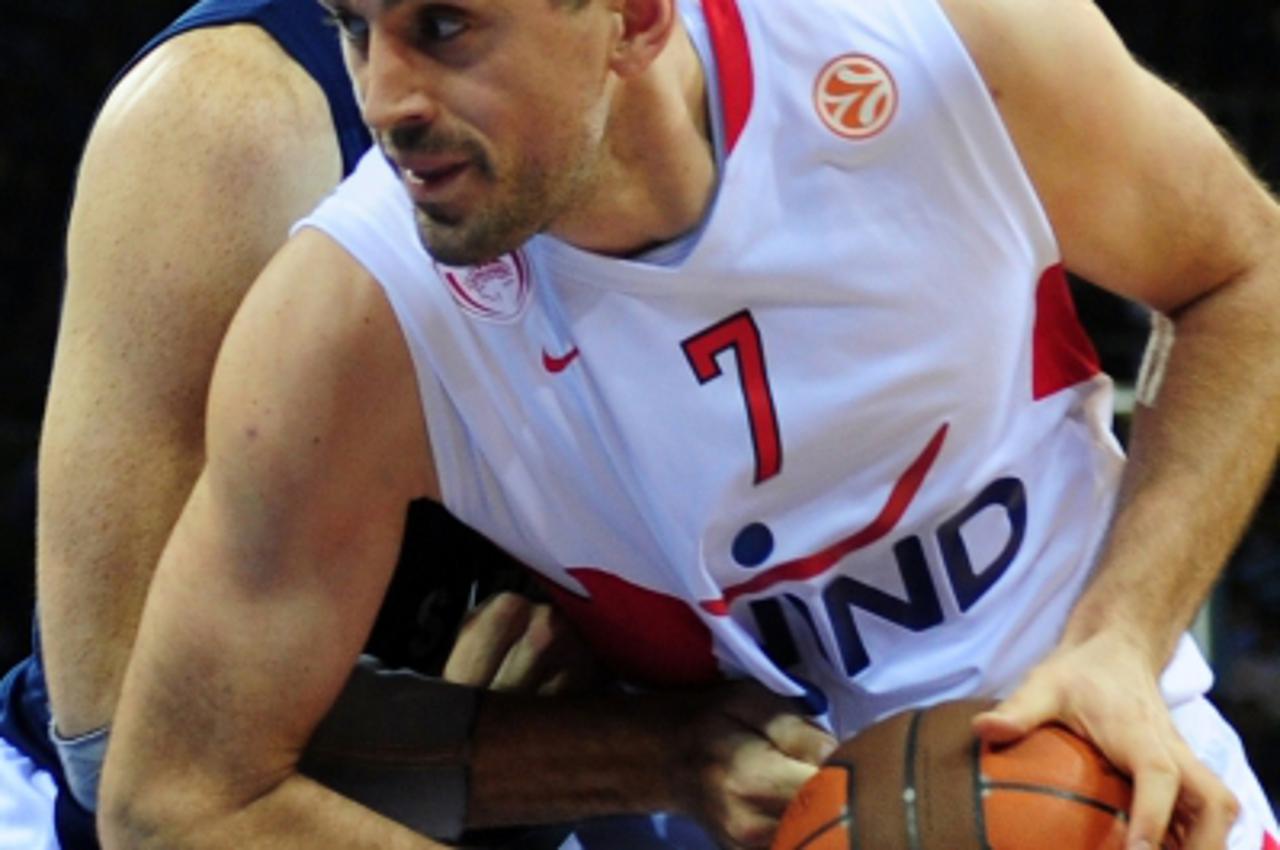 'Nikola Vujcic (front) of Olympiacos vies with Efes Pilsen\'s Daniel Santiego during their Euroleague group match at Abdi Ipekci Arena in Istanbul, on January 7, 2010. AFP PHOTO/MUSTAFA OZER'