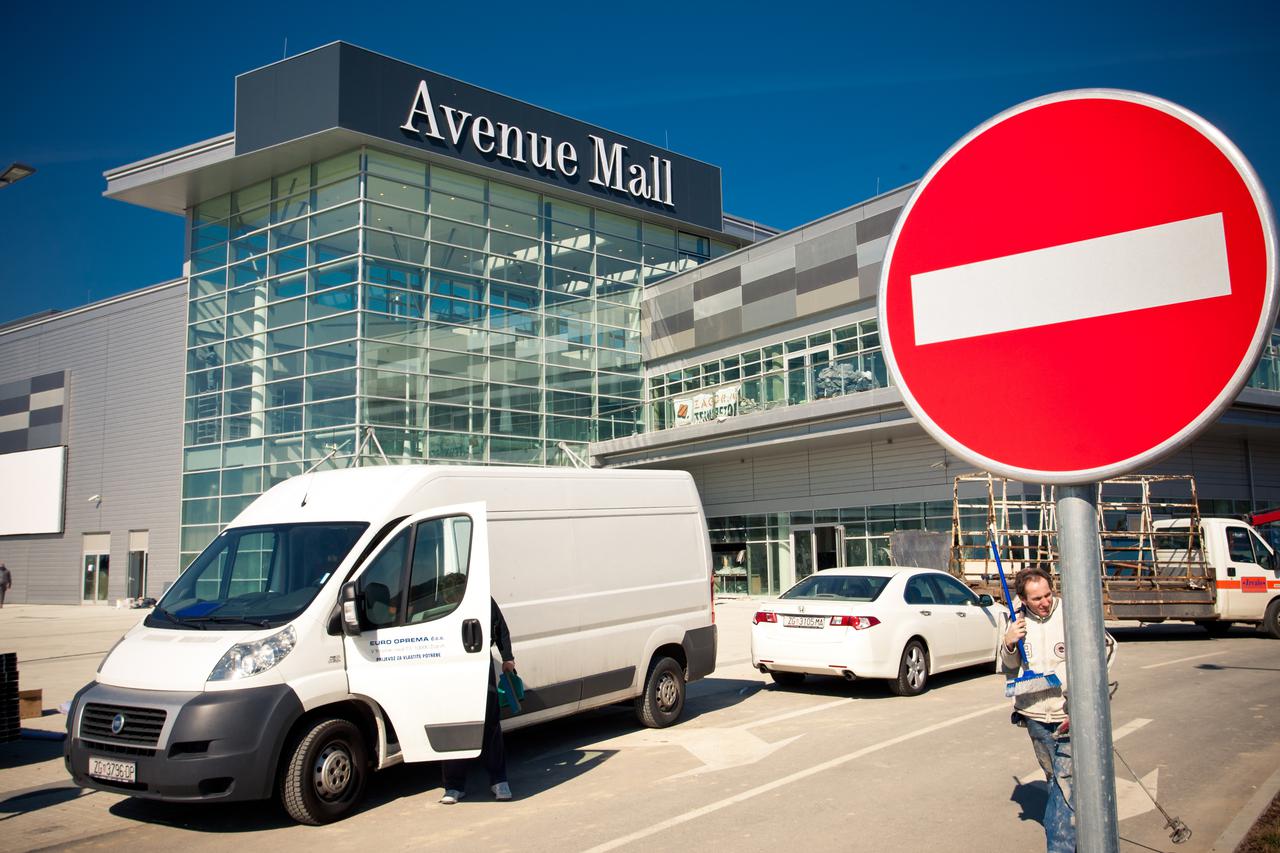 25.03.2011., Osijek - Razrijeseni svi problemi oko otvaranja trgovackog centra Avenue Mall Osijek. Photo: Krunoslav Petric/PIXSELL