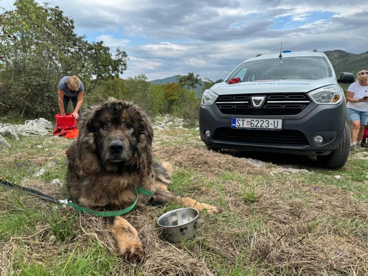 - Bio je miran, jednostavno uplašen i iscrpljen. Nevjerojatno je uopće da je preživio taj pad, to je jama od 40-ak metara vertikale - ispričala je Petra Baleta iz HGSS-a. 