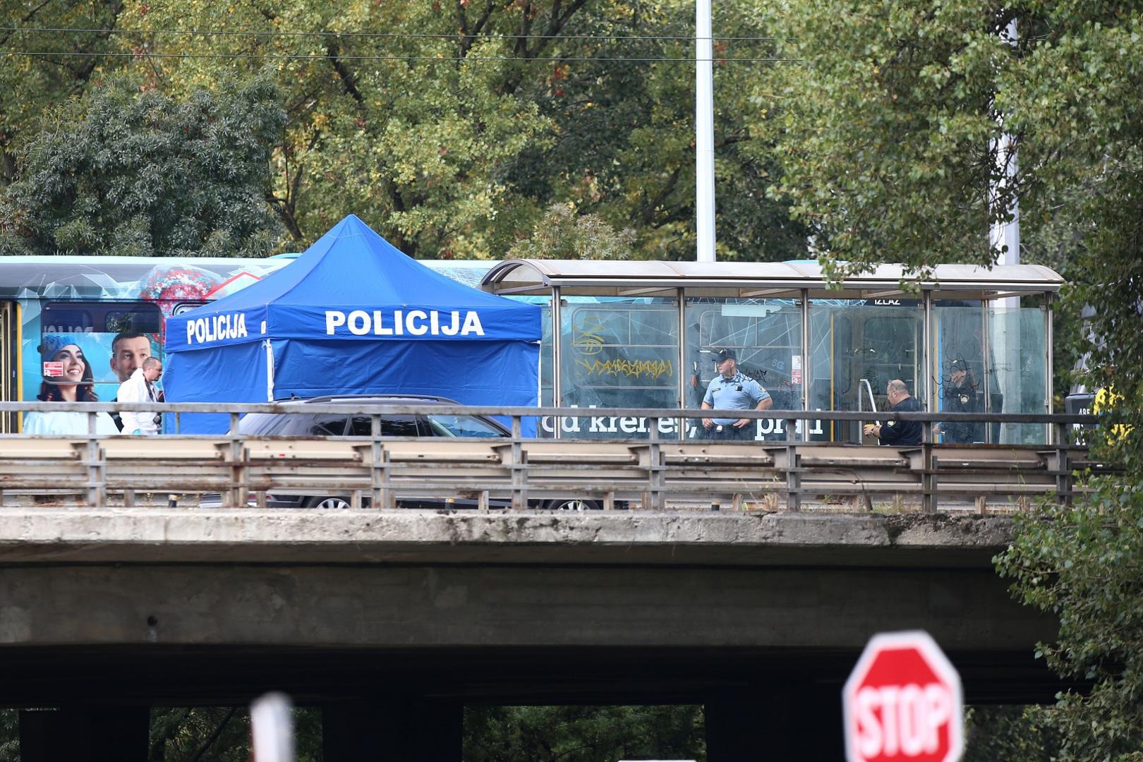 18.09.2021., Zagreb - U ZET-ovom tramvaju na mostu Mladosti pronadjeno bezivotno tijelo muskarca, ocevid u tijeku.

Photo: Matija Habljak/PIXSELL