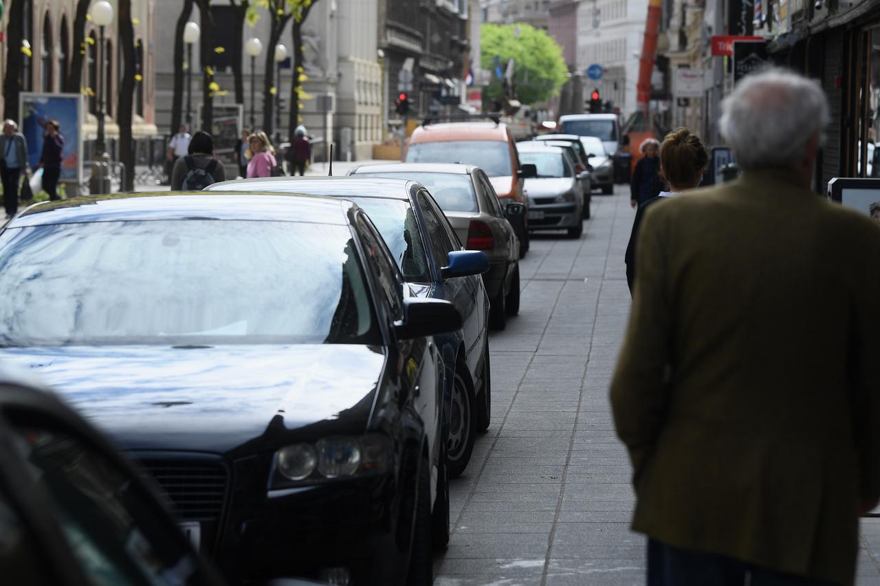 Zagreb: Brojni automobili parkirani na nogostupu u Jurišićevoj ulici