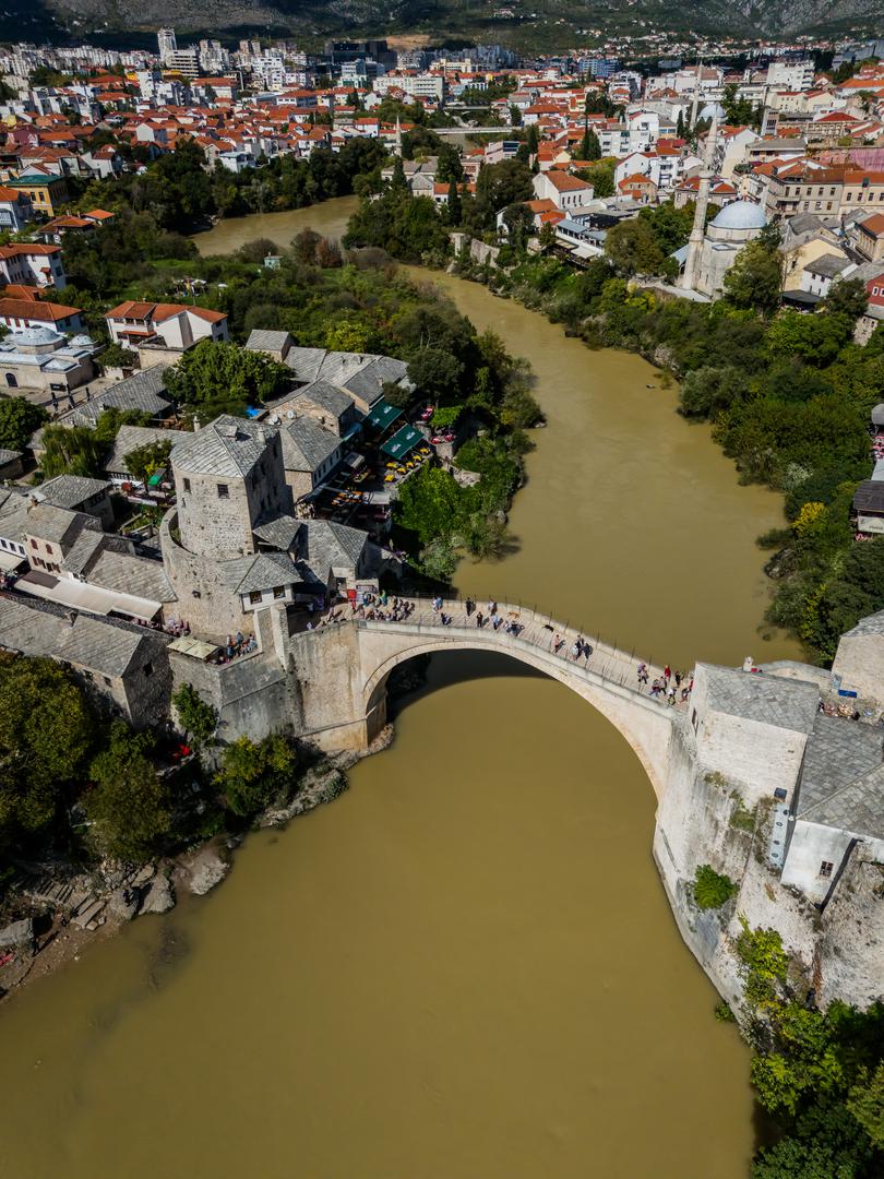 Problem predstavlja i plastika koja ima izrazito negativan utjecaj na ribe koje mikroplastiku jedu, misleći da su planktoni. Voda nije pitka za stanovnike uz Neretvu i još neko vrijeme neće biti, a uz sve to tu je i nesnosan miris kanalizacije.

