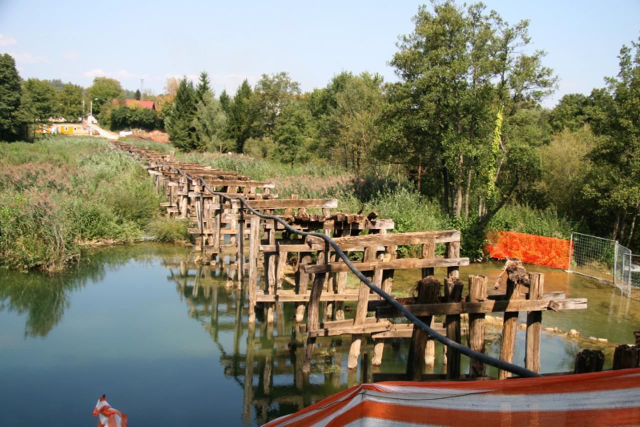 '30.08.2011. Duga Resa, Belavici - Drveni most na rijeci u Belavicima zamijenit ce betonskim. Radove na izgradnji je zapocela tvrtke Zagorje tehnobeton, no vec tjednima nema nikoga na gradilistu. Phot