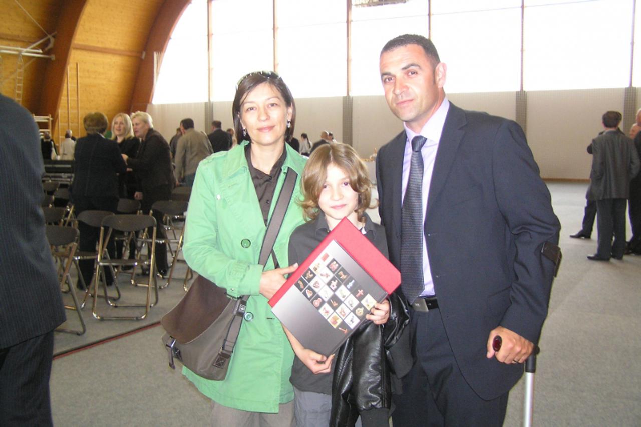 'zagorje - 20. 04. 2011.,Zlatar Bistrica, Hrvatska - Rene Javoric Ilic, ucenik 4. razreda, dobitnik zupanijske plakete za iznimno postignuce u protekloj godini, osvojio je srebro na svjetskom kupu u I