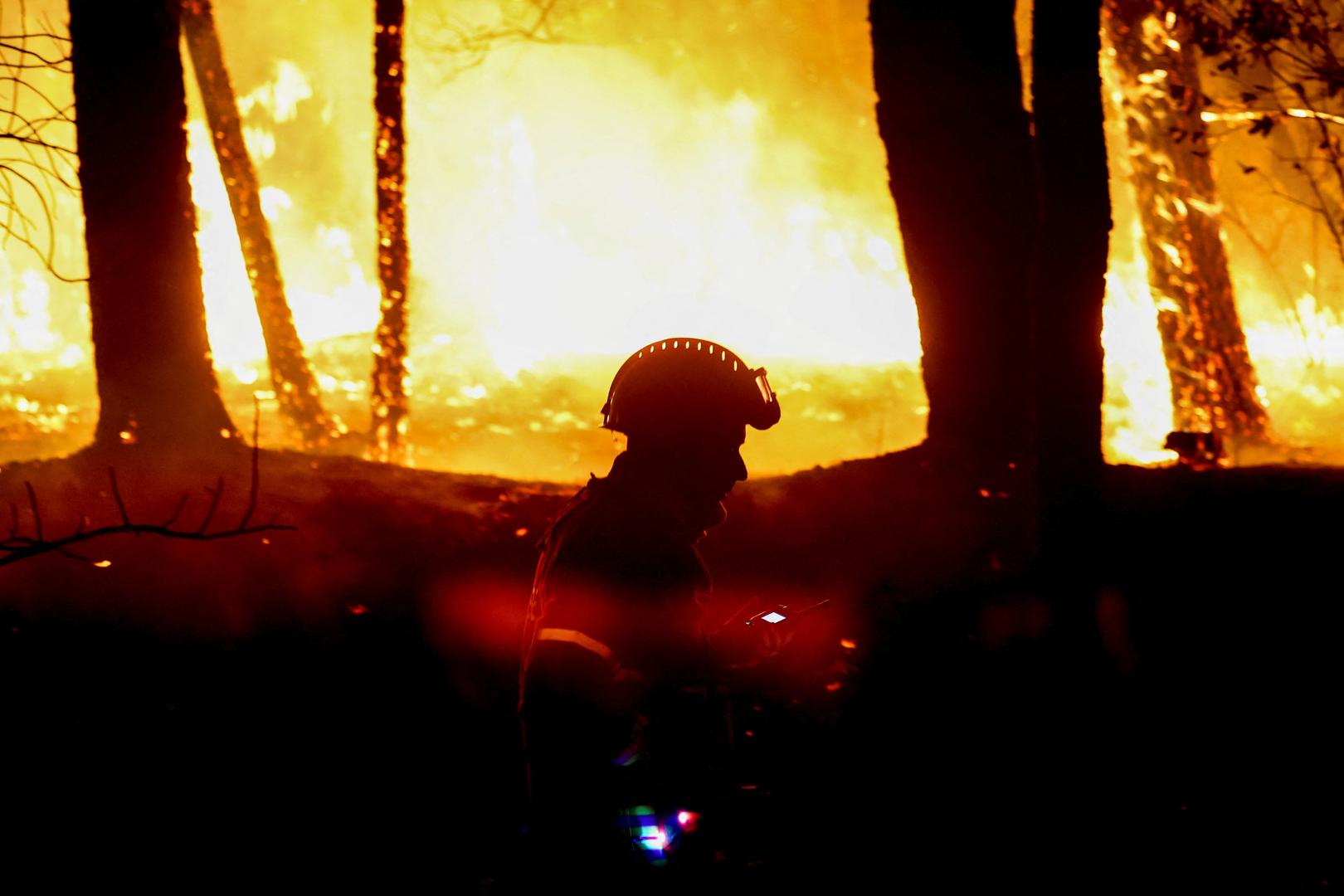 A firefighter walks during a wildfire in Nelas, Portugal, September 16, 2024. REUTERS/Pedro Nunes Photo: PEDRO NUNES/REUTERS